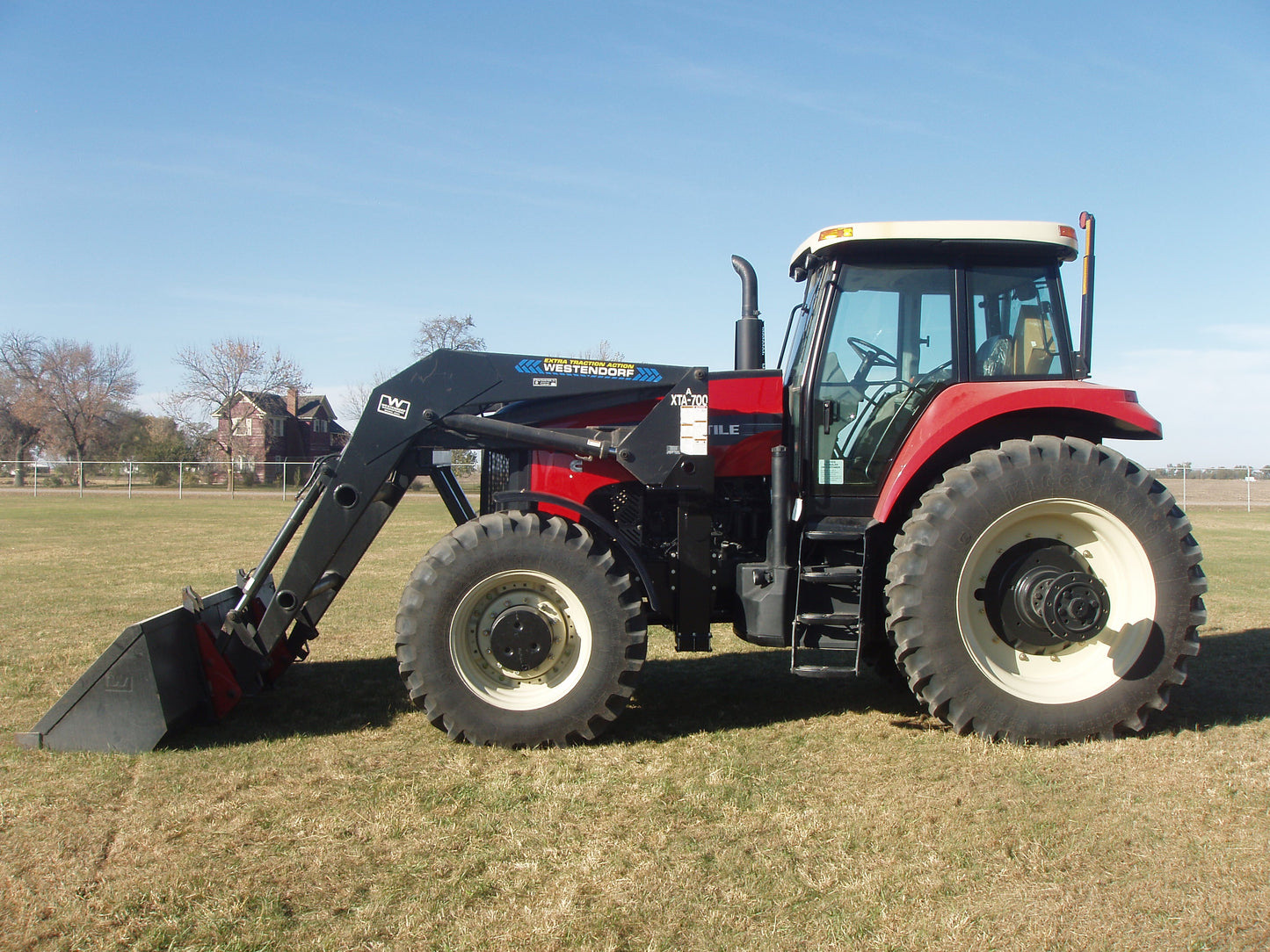 XTA-700 Extra Traction Action Series Loader